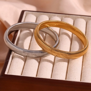 Détail de bracelets chaîne serpent élastiques 10mm en finitions or et argent sur velours