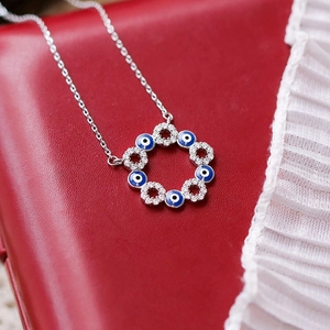 Collier mauvais œil à la mode avec émail bleu et cristaux sur une chaîne fine argentée