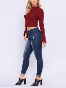 Ensemble jean bleu slim déchiré et haut court bordeaux pour femme en tissu extensible