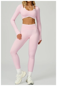 Détail de la maille du crop top rose à manches longues et du legging de yoga sans couture