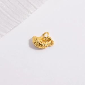 Vue macro d'un pendentif en forme de poisson doré pour bijoux DIY et bracelets