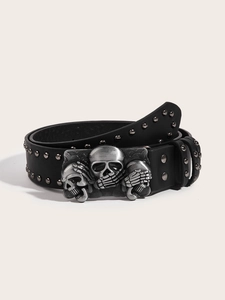 Détail de ceinture punk en cuir noir avec boucle tête de mort argentée et rivets