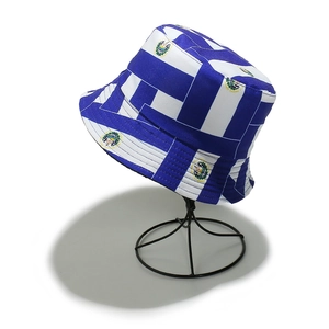 Détail du motif du drapeau d'El Salvador sur le chapeau bob rayé bleu et blanc