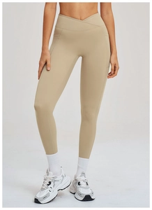 Détail de la taille croisée en V et des poches latérales du legging de yoga taille haute