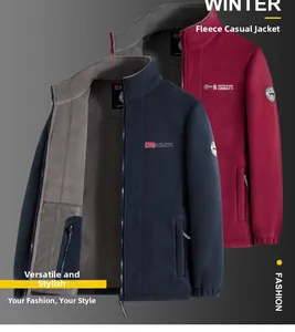 Dettaglio di calde giacche in pile blu navy e bordeaux con collo alto e cerniere