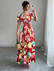 Détail de la taille élastique froncée et de l'imprimé floral rouge sur la robe longue