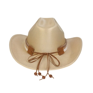 Détail d'un chapeau de cowboy marron clair avec bande étoilée et cordon en cuir à perles
