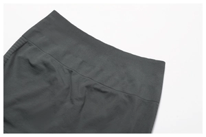 Détail macro du legging de sport sans couture à taille haute en gris anthracite