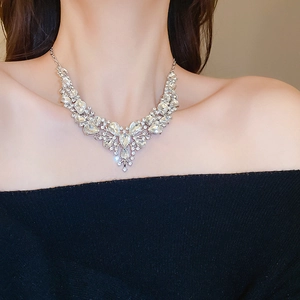 Dettaglio della lussuosa collana a V in argento con cristalli scintillanti su modella