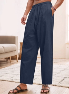 Dettaglio dei pantaloni in lino blu navy con elastico in vita e coulisse e trama del tessuto