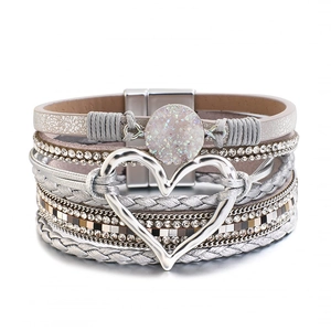 Dettaglio bracciale bohémien a strati con cuore argento e chiusura magnetica