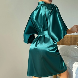 Peignoir élégant en satin vert foncé avec finition soyeuse et ceinture pour femmes