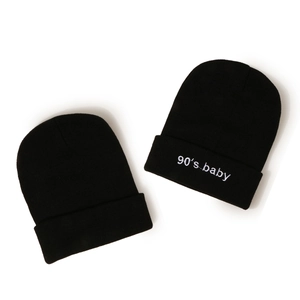 Lot de deux bonnets en maille noire avec broderie 90's Baby blanche de style urbain