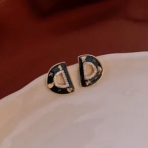 Retro D-shaped stud earrings with black enamel gold leaf and zircon inlays
