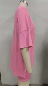Seitenansicht des rosa zweiteiligen Lounge-Sets mit Oversized-T-Shirt und passenden Shorts
