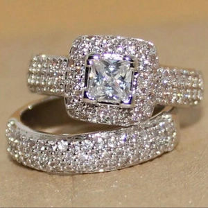Detalle de conjunto de anillos de plata con circonita cuadrada corte princesa y pavé