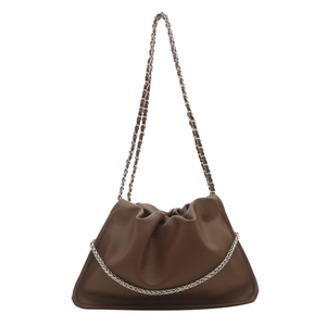 Sac seau en similicuir souple marron foncé avec cordon et chaîne en métal élégante