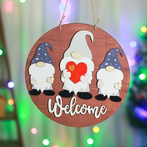 Panneau de bienvenue rond en bois avec gnomes 3D et éclairage de fête chaleureux