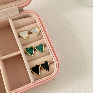 Elegantes Herz-Ohrstecker-Set in Weiß, Smaragdgrün und Schwarz mit Goldbeschichtung