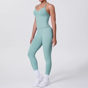 Seitenansicht des mintgrünen Yoga-Sets mit hoher Taille, Crop-Top und Leggings