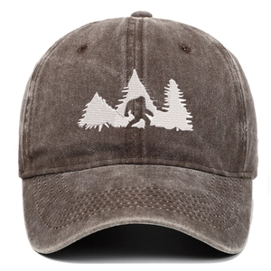 Ricamo dettagliato di Bigfoot nella foresta su cappellino da baseball in denim lavato