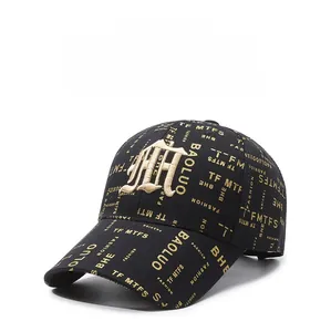 Détails de broderie dorée sur une casquette de baseball noire en coton avec pare-soleil
