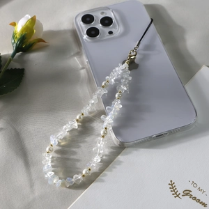 Dragonne de téléphone en pierres naturelles et perles avec perles dorées sur iPhone