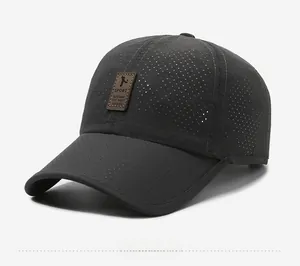 Dettaglio del tessuto a rete grigio ad asciugatura rapida e patch sportiva in pelle sul cappello