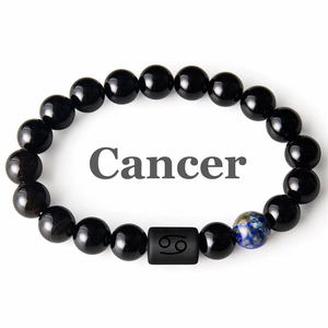 Vue détaillée du bracelet en onyx noir avec perle bleue et breloque du signe du Cancer
