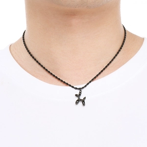 Gros plan du collier pendentif chien ballon noir avec chaîne torsadée au cou