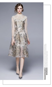 Details des französischen Mesh-Patchworks und jacquard Blumenmuster am beigen Kleid