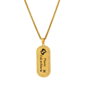 Dettaglio della collana con ciondolo Pesci dorato con cristalli e incisione zodiacale