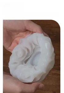 Détail du moule en silicone souple pour bougie avec texture florale de rose