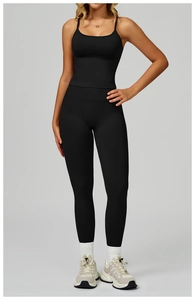 Détail d'un ensemble de yoga noir sans couture avec haut à bretelles et legging