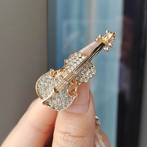 Elegant gold violin brooch with sparkling rhinestones, high-quality fashion jewelry piece