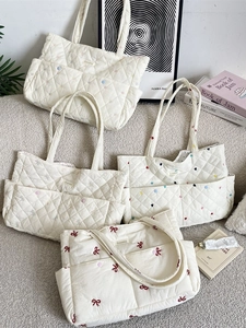 Quilted off-white tote bags with embroidered flowers and bows for daily commuting