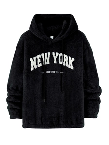 Detail van zwarte fleece hoodie met New York borduursel en zachte polyester textuur