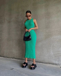 Detalle del vestido de punto verde sin mangas que muestra la textura de ochos y corte