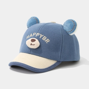 Détail du bonnet ours bleu pour enfant avec broderie Happy et visière en velours côtelé