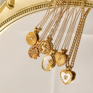 Collezione di collane vintage dorate con ciondoli a sole e cuore in riflesso specchiato