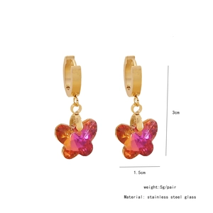 Détail de boucles d'oreilles papillon dorées en verre rose avec dimensions indiquées