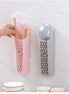 Dettaglio portaposate da parete in plastica con coperchio antipolvere e fori di scolo