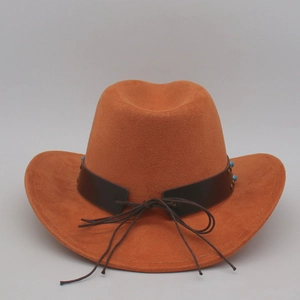 Détail du chapeau de cowboy en suède avec bande en cuir marron et perles bleues décoratives