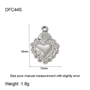 Macro view of silver heart pendant with size specs 18x12mm and 1.8g weight