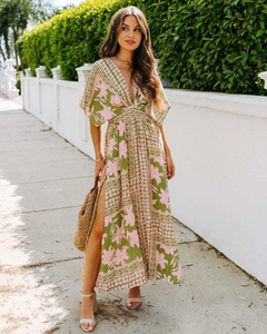Détail d'une robe longue fleurie à col en V avec fente latérale et lien de taille boho