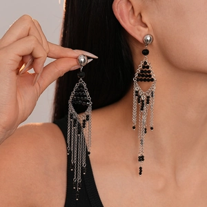 Boucles d'oreilles gothiques avec triangles en perles noires et longues franges argent