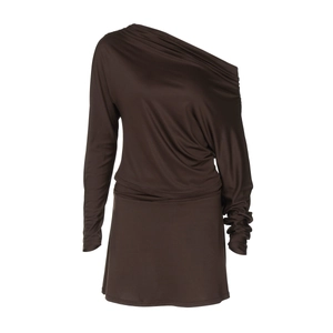 Détail de la robe asymétrique marron foncé en tissu extensible soyeux et lisse