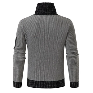 Vista dettagliata del retro del maglione in maglia grigia con dettagli a coste neri
