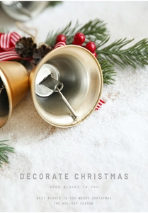 Details von goldenen Weihnachtsglocken mit Zapfen und roten Beeren auf Schnee-Hintergrund