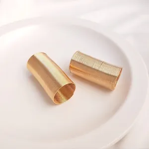 Paire de bagues dorées en fil d'acier à mémoire avec filetage sur plateau blanc